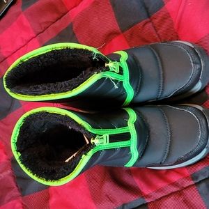 Barely worn toddler snow boots